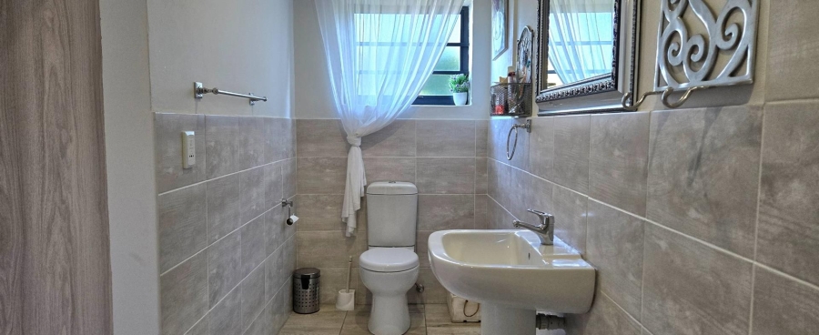 6 Bedroom Property for Sale in Franskraal Western Cape